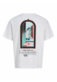 Λευκό μπλουζάκι με πολύχρωμο σχέδιο καμάρας παραθύρου που δείχνει φοίνικες και κτίρια, με κείμενο "The Royal Cosmopolite" και "Fullness of Joy" από κάτω.