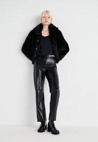 Vero Moda VMMONROE SHORT JACKET - Zimska jakna - black