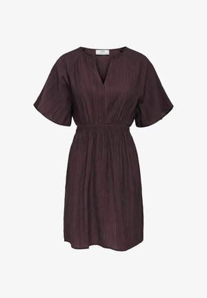 Robe courte à manches courtes de couleur violet foncé avec un décolleté en V, taille élastique et tissu texturé, longueur au genou avec des manches amples et fluides.