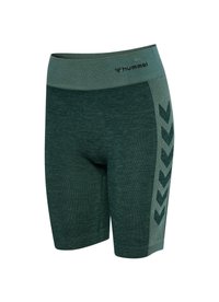 Zielone sportowe szorty z teksturowanego materiału, wyposażone w szeroki pas oraz kontrastowe wzory w kształcie szewronów w ciemniejszym odcieniu po bokach.