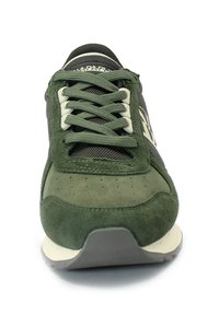 Zielone zamszowe i siateczkowe sneakersy z zaokrąglonym noskiem, płaskimi sznurówkami, perforowanymi akcentami oraz białą i szarym gumowym podeszwą.