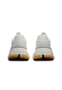 On CLOUDNOVA FORM 2 - Sportcipő - white ivory