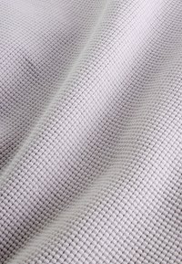 Lichtgrijs textuurstof met een rasterpatroon, met verhoogde vierkanten en een zachte, geweven textuur, die soepel valt.