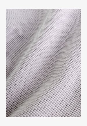 Lichtgrijs textuurstof met een rasterpatroon, met verhoogde vierkanten en een zachte, geweven textuur, die soepel valt.