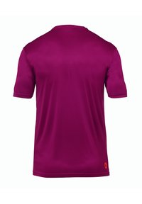 T-shirt à manches courtes de couleur magenta vif, fabriqué en tissu lisse et léger. Il présente un col rond et un accent logo orange sur l'ourlet.