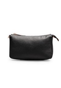 Borsetta in pelle nera con superficie texturizzata e chiusura con zip. Presenta una forma arrotondata e un design minimalista.