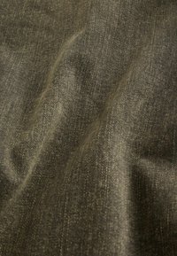 Strukturiertes Gewebe in dunkelgrün-grauem Farbton, das eine feine Webart mit subtilen Variationen und Falten zeigt, was auf eine weiche und formbare Qualität hinweist.