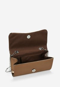 Bolso de mano de imitación cuero marrón con una correa de cadena, que cuenta con un interior amplio, cierre de presión plateado y un compartimento forrado en marrón.