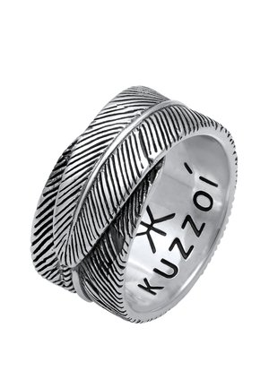 Silberner Ring mit detailliertem Federdesign, das sich um die Ringschiene wickelt, innen mit dem Markennamen "Kuzzoi" graviert.