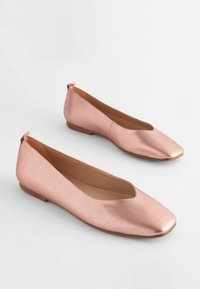 Bailarinas de color rosa dorado con un acabado mate, puntera cuadrada y tacón bajo. Presentan un diseño simple y un estilo de ponerse fácil para mayor comodidad.