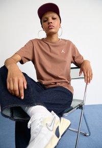 Jordan ESSEN TEE CORE - Camiseta básica - archaeo brown/(white)