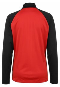 Chemise à manches longues avec un corps rouge et des manches noires, arborant un col montant et une texture lisse, adaptée à la tenue de sport.