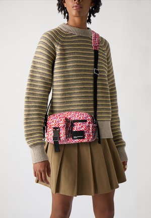 Karl Lagerfeld Jeans UTILITY GEO - Geantă crossbody - red