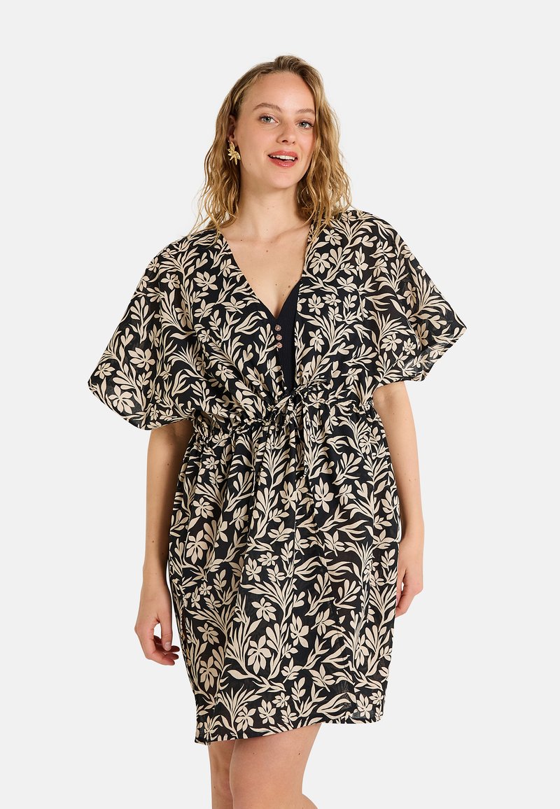 Vestido negro de estampado floral con escote en V, mangas cortas, cintura ajustada y tela texturizada que presenta diseños botánicos en color crema.