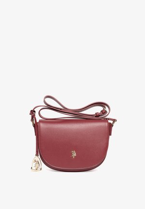 Burgunderfarvet lædertaske med tværrem, buet klap, guldfarvede beslag og en dekorativ logocharme. Har en lang justerbar rem for bekvemmelighed.
