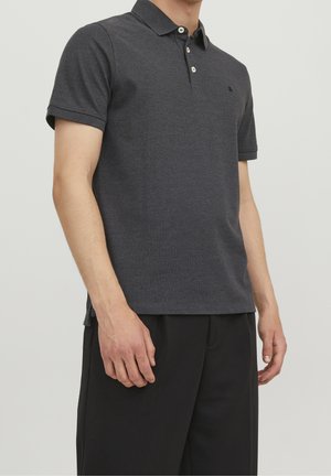 Ciemnoszara koszulka polo z klasycznym kołnierzykiem, krótkimi rękawami, trzema guzikami oraz subtelną fakturą. Ozdobiona małym logo.