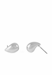 Silverfärgade metallspikörhängen med en slät, tårformad design, som har en polerad yta och en rak stift för säker användning.