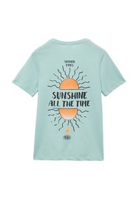  Lichtblauwe t-shirt met een oranje zonafbeelding en de tekst "Zomertijd, Zonneschijn, Altijd" op de achterkant.
