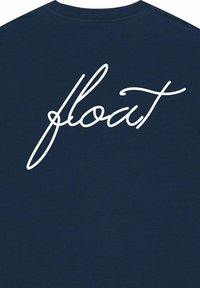 Námořnická modrá tričko s bílým kurzívou napsaným "float" na zadní straně. Vyrobeno z bavlny se standardním designem s kulatým výstřihem.