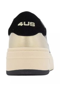 Sneaker con una toma in suede nero, accenti metallici dorati e una spessa suola beige. Logo "4US" in oro sul retro. Suola in gomma nera texturizzata.