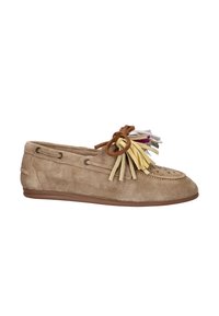 Beige suède loafers met meerkleurige suède kwastjes bovenop, gestikte details en een bruine rubberen zool.