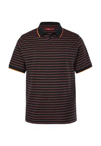 Camiseta polo negra con rayas naranjas horizontales, de mangas cortas, con una tapeta de tres botones y un cuello en contraste. Presenta un logotipo en el pecho.