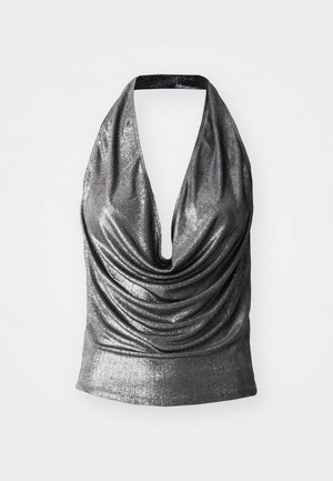 Metallic sølv haltertop med dyb V-udskæring og draperet front. Glat tekstur med sammensamlet design detalje ved taljen.
