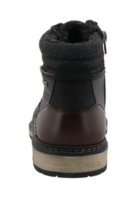 Botín de piel negra hasta el tobillo con un cuello de lana gris, cremallera plateada y tacón marrón texturizado. Presenta costuras y un logotipo en el costado.