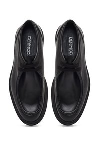 Zwarte leren schoenen met een ronde vorm, voorzien van een gladde textuur en subtiele stiksels. Minimalistisch vetersysteem met een gevoerde binnenkant.