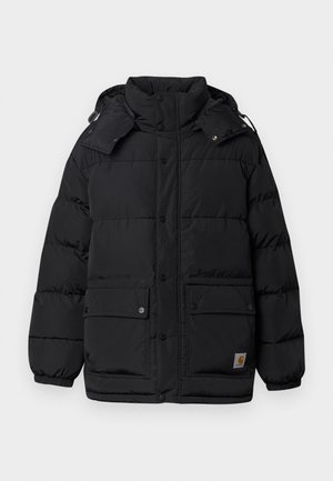 Fekete, puffos dzseki magas gallérral, patentgombokkal, két elülső zsebből és állítható kapucnival. Az anyag simának és szigeteltnek tűnik.