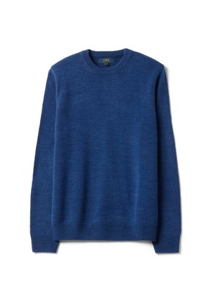 Blauwe trui met lange mouwen en ronde hals, met geribde boorden en zoom, plat neergelegd op een witte achtergrond.