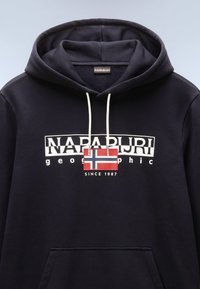 Navy hoodie featuring a kangaroo pocket, white drawstrings, and a graphic with "NAPAPIJRI" and a red Norwegian flag. Soft texture.