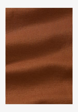Ţesătură maro cu dungi fine verticale şi umbre subtile care evidenţiază textura şi pliurile moi.
