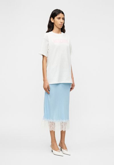 Λευκό βαμβακερό T-shirt με το λογότυπο "MOSCHINO" σε ροζ χρώμα. Ανοιχτό γαλάζιο σατέν φούστα με λευκή δαντέλα στο τελείωμα. Λευκές μύτες παπουτσιών, με λεία υφή.