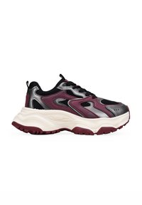 Zapatilla deportiva negra y burdeos con parte superior de malla, acentos sintéticos elegantes, suela intermedia blanca gruesa y suela de goma texturizada.
