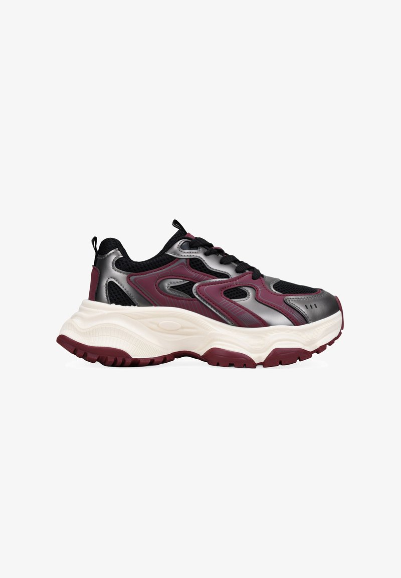 Zapatilla deportiva negra y burdeos con parte superior de malla, acentos sintéticos elegantes, suela intermedia blanca gruesa y suela de goma texturizada.