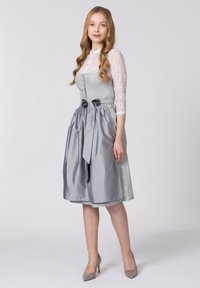 Graues Satin-Kleid mit taillierter Oberseite, Spitzen-Dreiviertelärmeln und einem ausgestellten Rock, akzentuiert durch eine passende Schleife in der Taille.