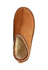 Chausson en daim marron avec une doublure en polaire blanche douce et des coutures décoratives blanches et jaunes autour de l'ouverture, vu de dessus.