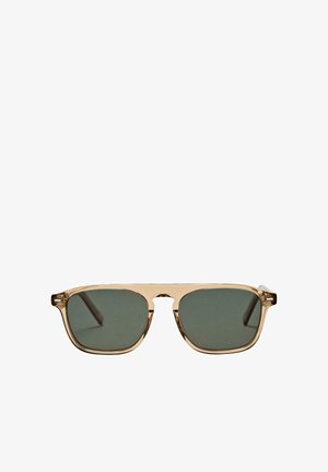 Sluneční brýle s průhledným béžovým rámem, tmavě šedými čočkami, obdélníkovým tvarem a kovovými doplňky na stranicích.