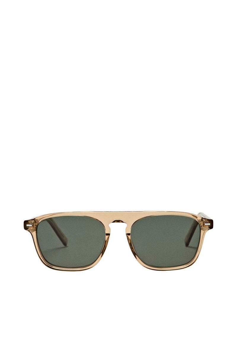 Solglasögon med en genomskinlig beige ram, mörkgrå linser, rektangulär form och metalldetaljer på skalmarna.