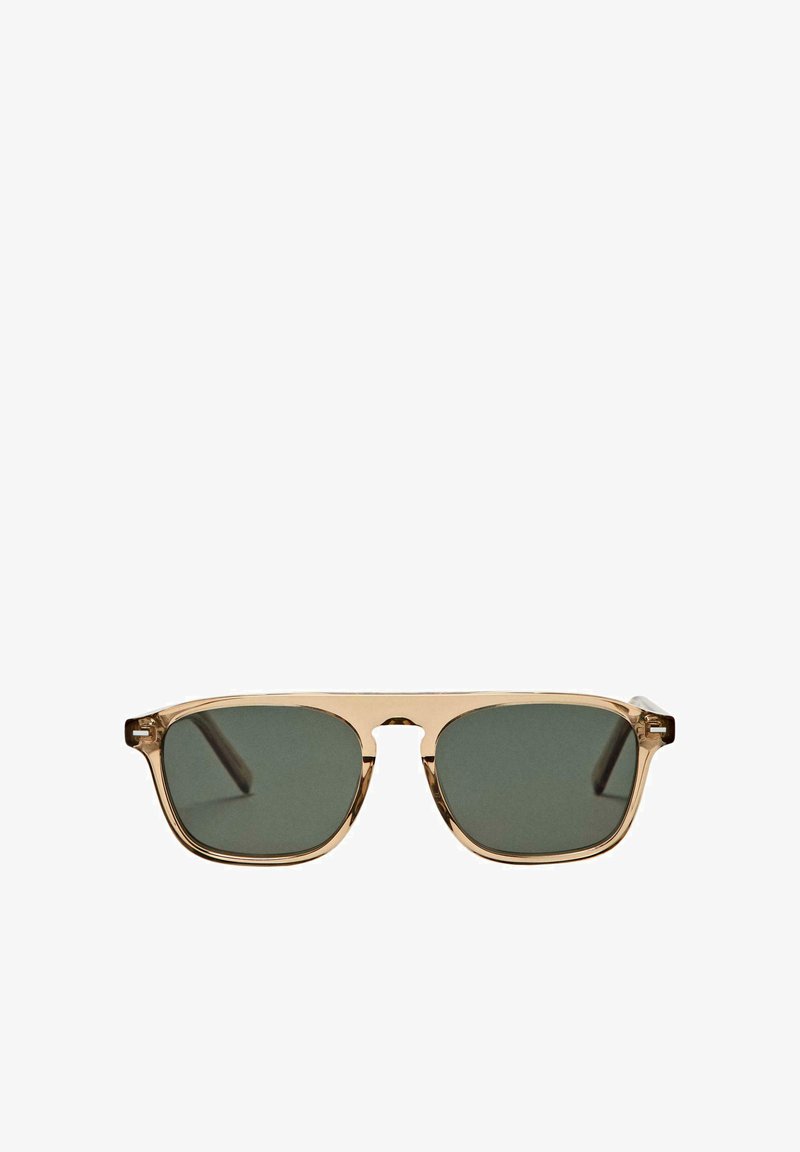 Solbriller med en transparent beige ramme, mørkegrå linser, rektangulær form og metaldetaljer på stængerne.