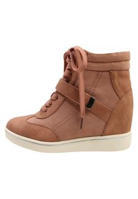 Teniska s vysokým střihem z jemného semiše a texturované kůže, se šněrováním vpředu, boční páskem s kovovou přezkou a bílou gumovou podešví.