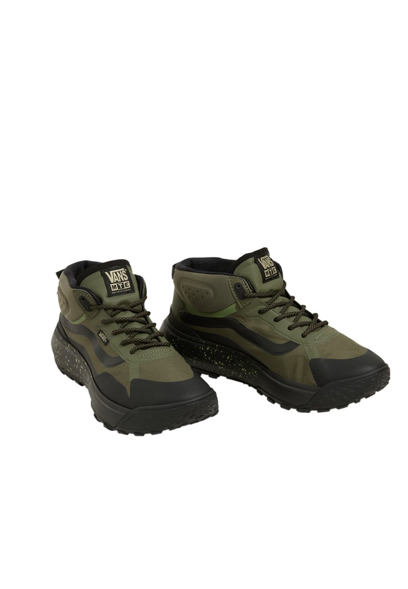 Grüne High-Top-Sneaker mit schwarzen Akzenten, ausgestattet mit einer strukturierten Gummisohle, Schnürdesign und einem gepolsterten Kragen für Unterstützung.