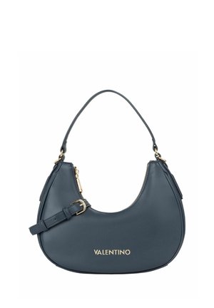 Sac à main en cuir bleu foncé avec une silhouette incurvée, des ferrures dorées, une fermeture éclair et une bandoulière amovible. Logo "VALENTINO" affiché.