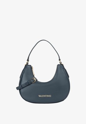 Sac à main en cuir bleu foncé avec une silhouette incurvée, des ferrures dorées, une fermeture éclair et une bandoulière amovible. Logo "VALENTINO" affiché.