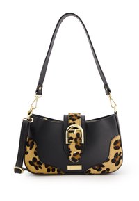 Zwart handtas met een panterprintaccent, van leer, met een gebogen vorm, gouden hardware en een riem voor schouder- of crossbodygebruik.