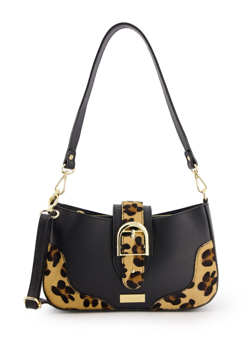 Zwart handtas met een panterprintaccent, van leer, met een gebogen vorm, gouden hardware en een riem voor schouder- of crossbodygebruik.