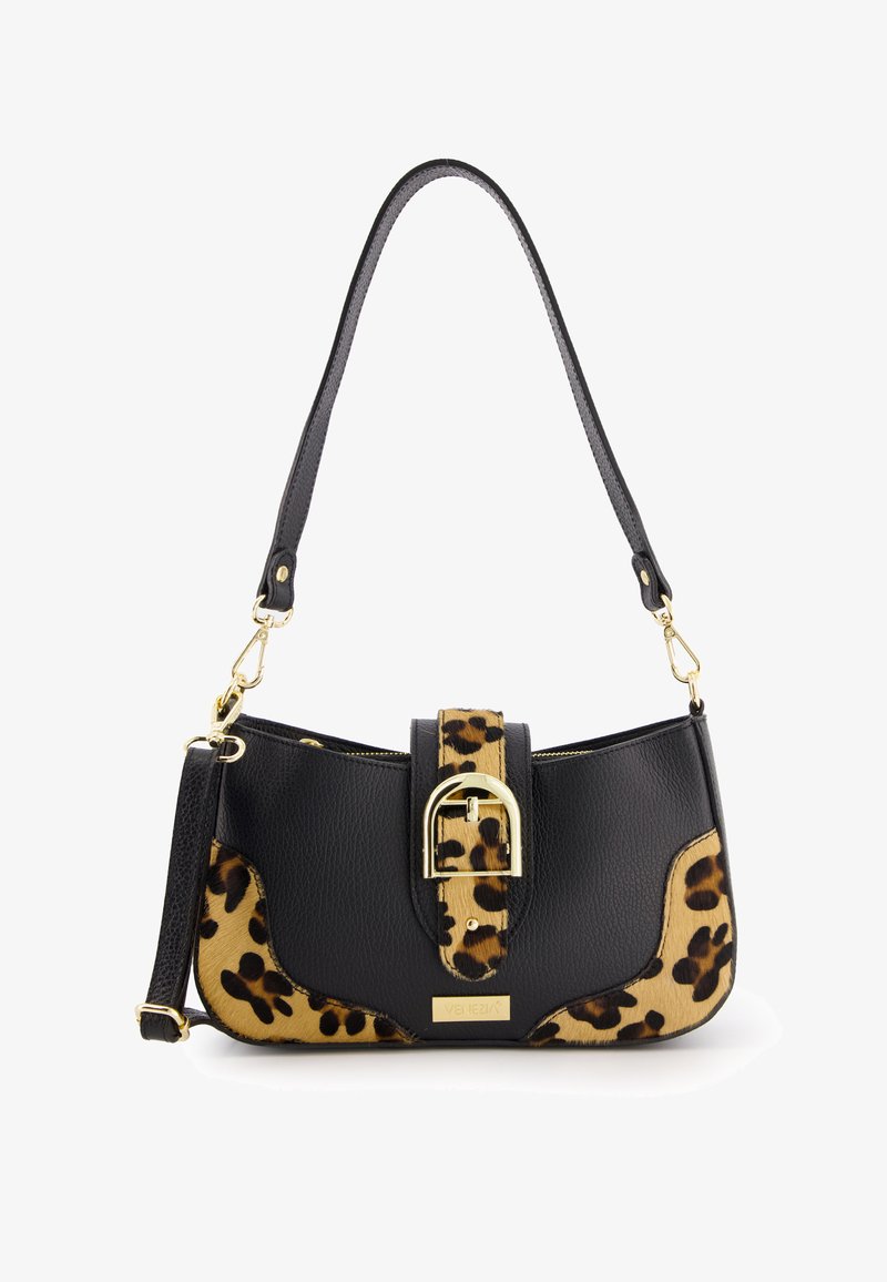 Zwart handtas met een panterprintaccent, van leer, met een gebogen vorm, gouden hardware en een riem voor schouder- of crossbodygebruik.