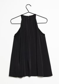 Haut sans manches noir à col halter avec une coupe ample, suspendu sur un cintre noir en fil contre un fond blanc.