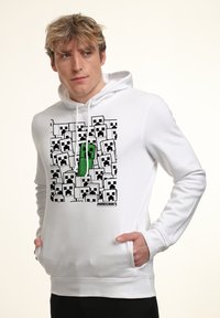 Felpa bianca con cappuccio caratterizzata da una grafica di numerosi volti in bianco e nero pixelati con un creeper verde al centro. Tessuto morbido, cappuccio con cordoncino.